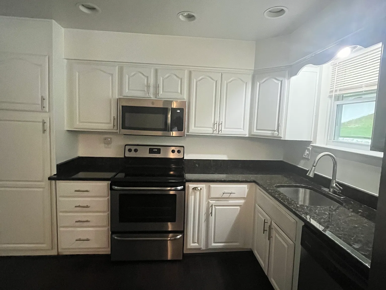 3 bed, 1250 sqft, $3,150 — Photo 2