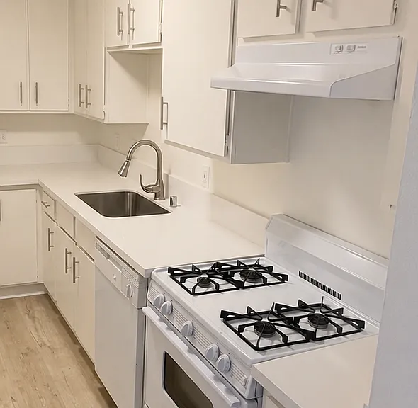 Charming Tudor-Style Apartments in Prime Sherman Oaks Location — Photo 6