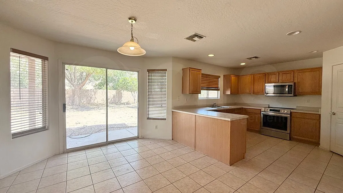 4 bed, 4.0 bath, 2159 sqft, $1,959 — Photo 3