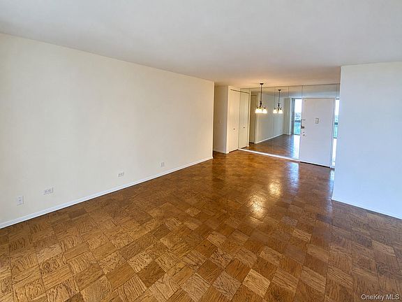 3rd image of 27110 Grand Central Parkway #25Y
