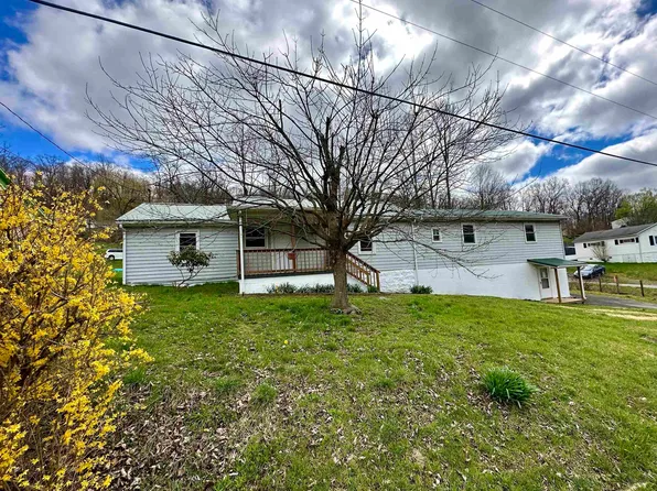 114 Chestnut St, Idamay, WV 26576