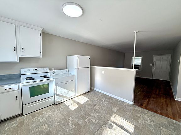 3rd image of 927 Dillard St #927