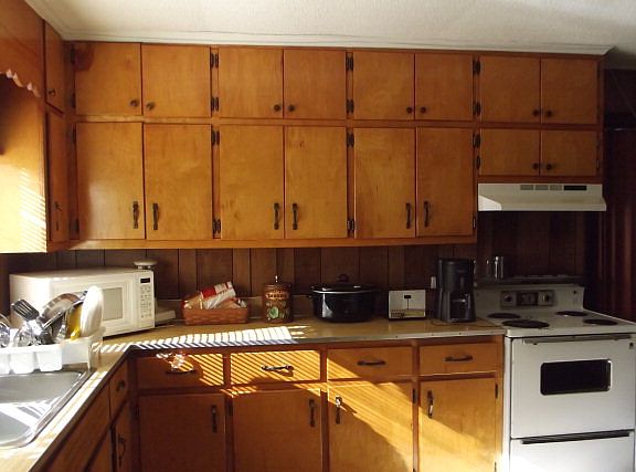 4th image of 90 Surrey Dr