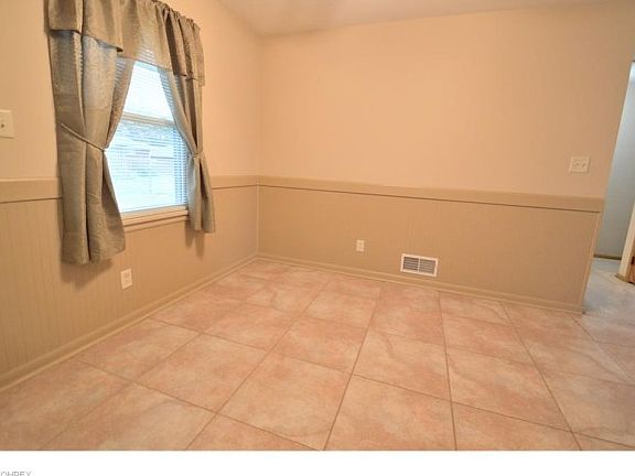 4th image of 994 Collins Ave