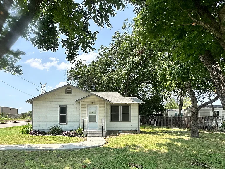 1649 Interstate Highway 35 N — Photo 1