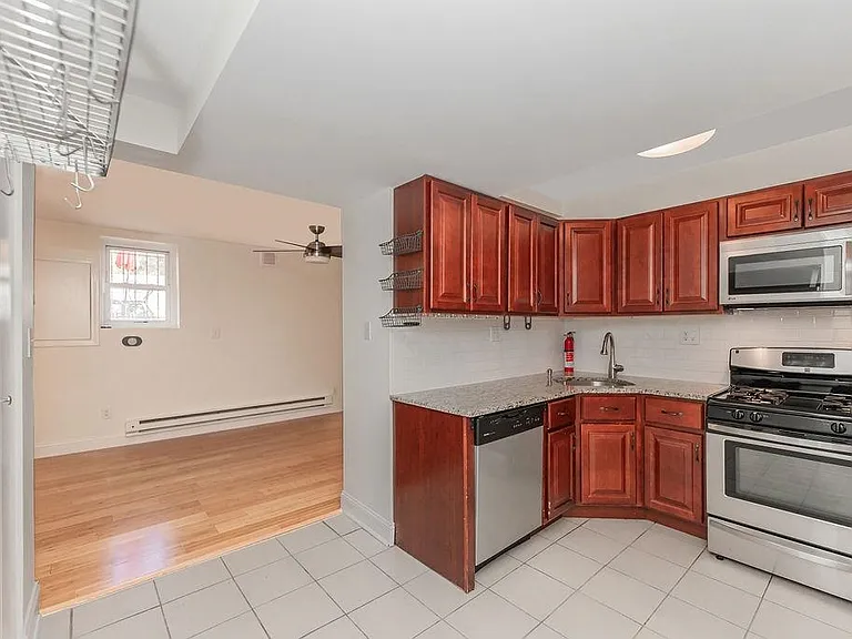 351 1st St #B — Photo 4