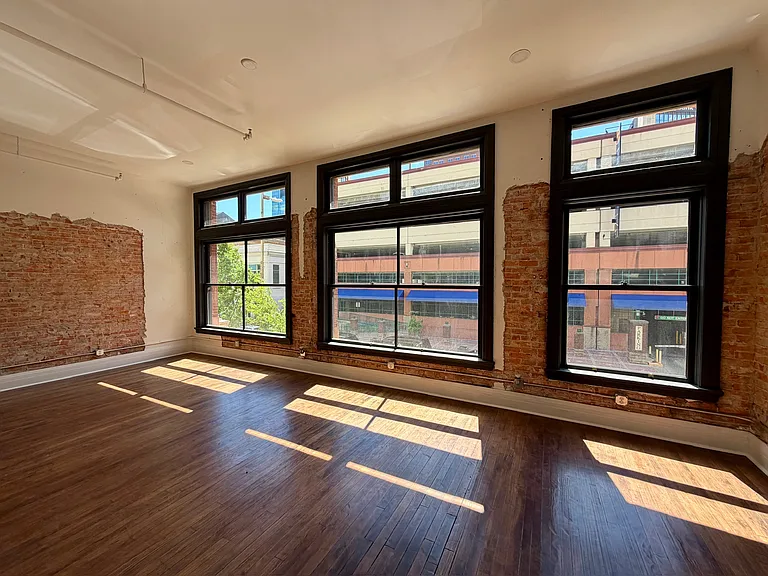 325 N Superior St #201 — Photo 8