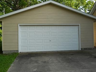 4th image of 21263 Carlton Ave