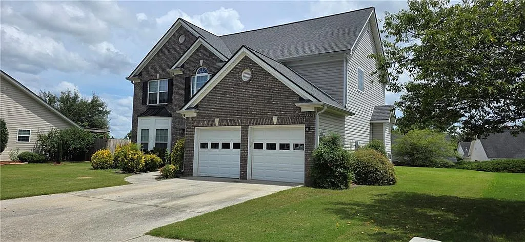 4 bed, 2.5 bath, 2310 sqft, $2,600 — Photo 2