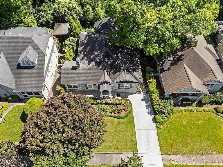 663 Yorkshire Rd NE — Photo 4