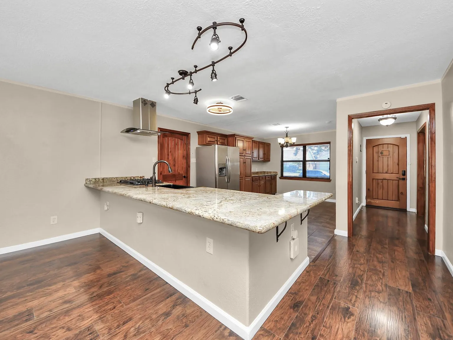 3 bed, 2.0 bath, 1884 sqft, $2,200 — Photo 4