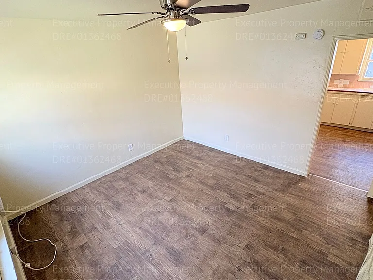 2321 N Inyo St — Photo 2
