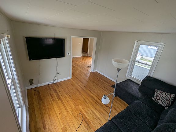 3rd image of 142 John St