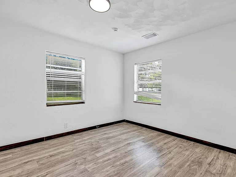 611 Marion St — Photo 8