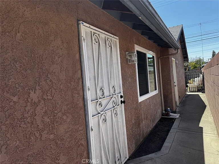 171 N Alameda Ave #B — Photo 2