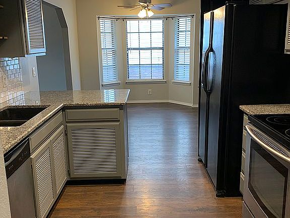 Kitchen/Eat in Dining Area
