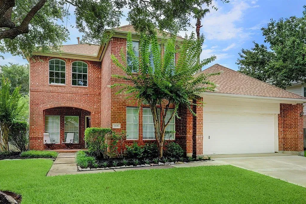3 bed, 2.5 bath, 2420 sqft, $2,400 — Photo 1