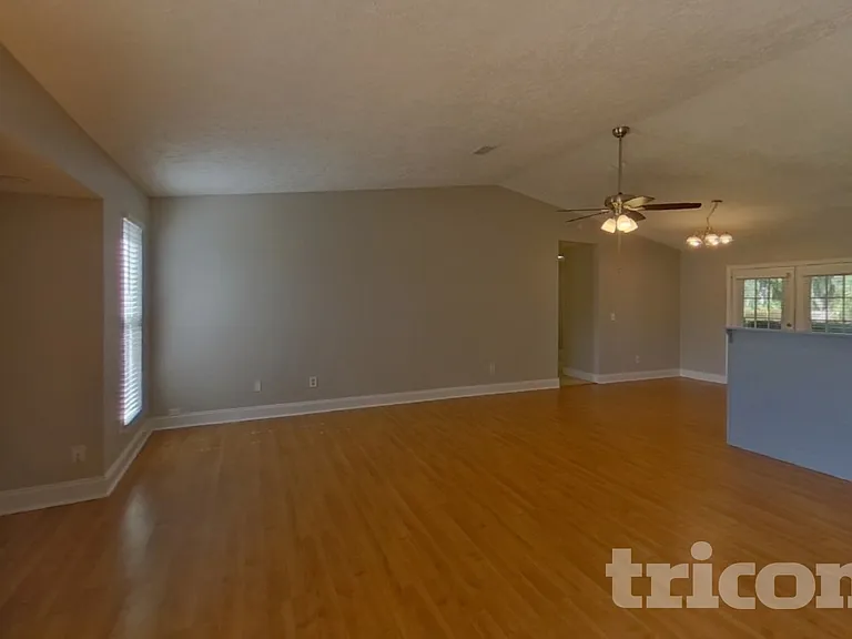 554 Peregrine Ct — Photo 4