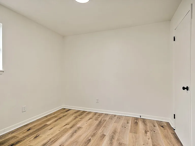718 W G St — Photo 29
