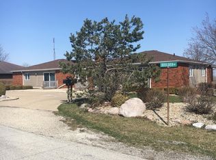 102 Boulder Dr, Gridley, IL 61744