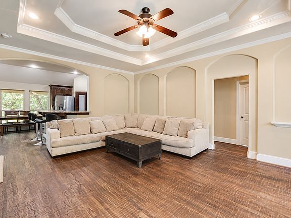 5th image of 910 English St