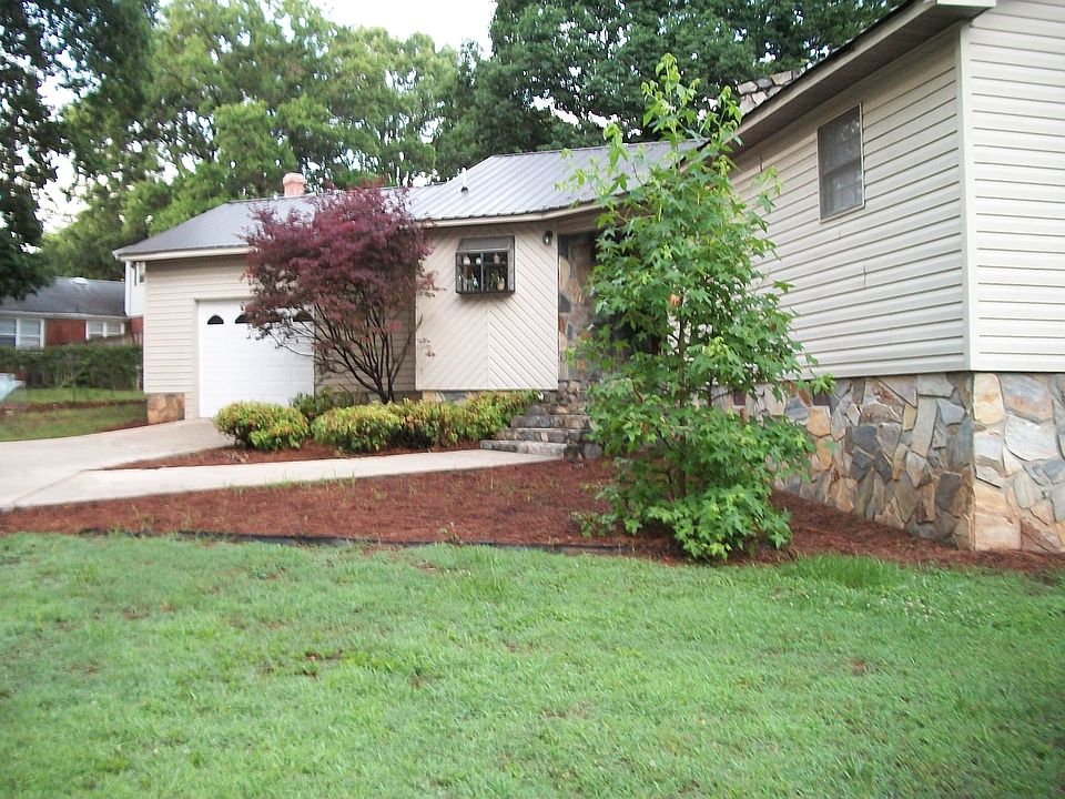 Front side view w/garage