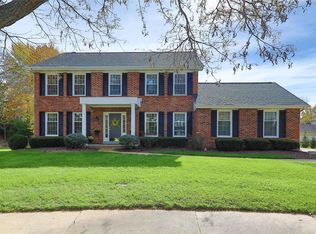 8 Heathercroft Ct, Chesterfield, MO 63017