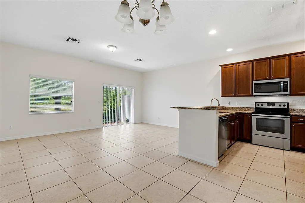 3 bed, 2.5 bath, 1366 sqft, $2,190 — Photo 2