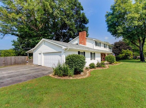 3rd image of 935 Brantley Dr