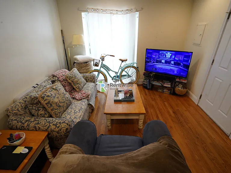 550 E 3rd St #1 — Photo 3