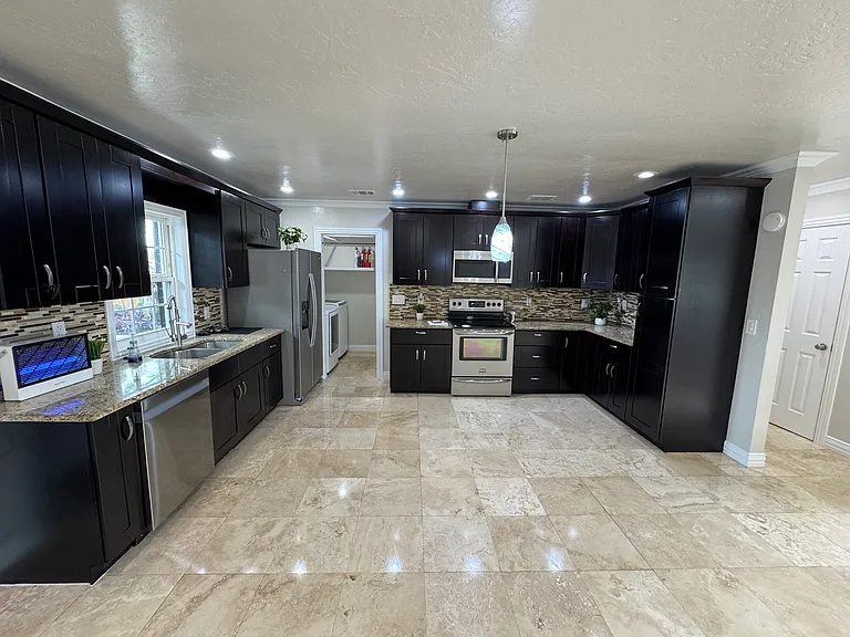 1705 Hawthorne Ln — Photo 24
