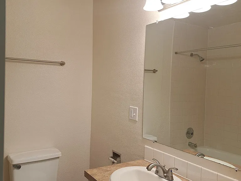 Island Park Apartments — Photo 10