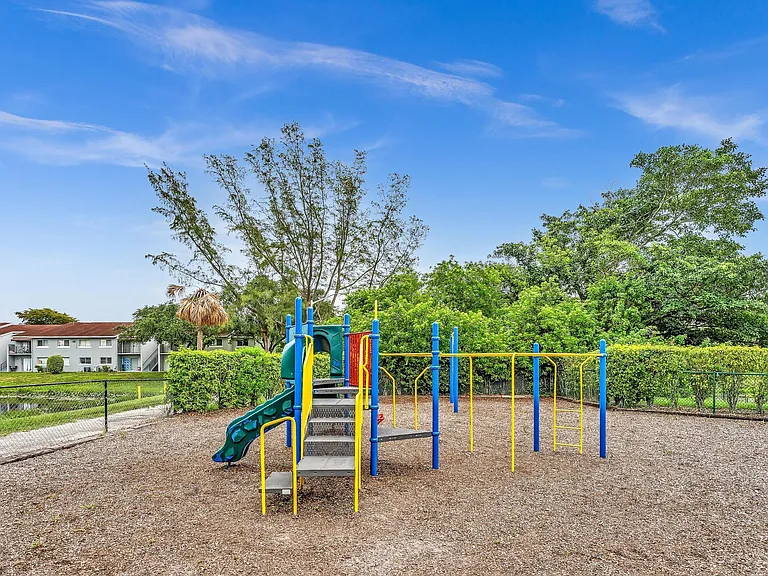 1020 Lake Victoria Dr #B — Photo 50