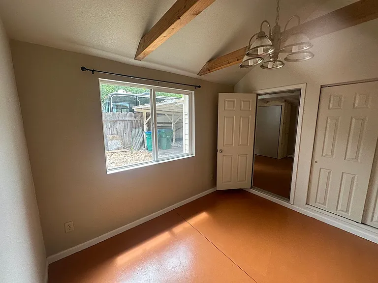 2050 Laburnum Ave — Photo 14