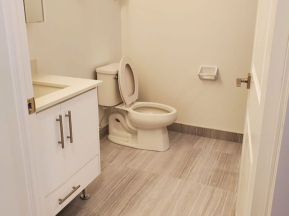 2nd image of 85 Oneida Cres #610
