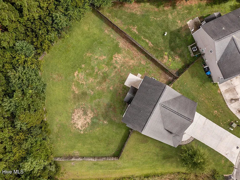 1004 Summerfield Ct — Photo 23