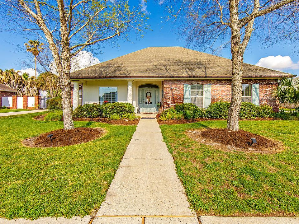 1st image of 121 Autumn Dr