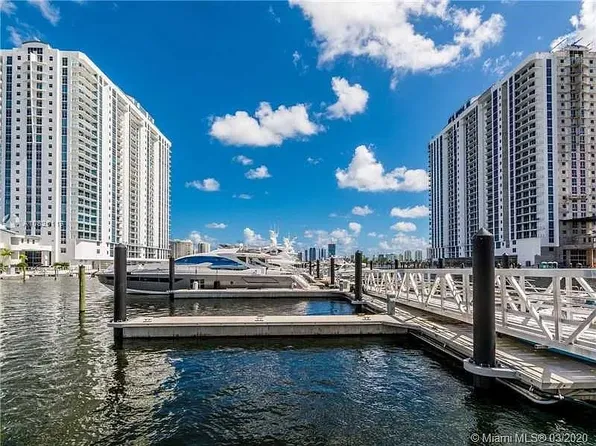 950 Brickell Bay Dr, Miami, FL