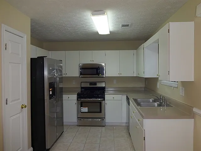 3 bed, 2.5 bath, 1656 sqft, $2,195 — Photo 2