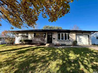 62 Parklane Cir, Bettendorf, IA 52722