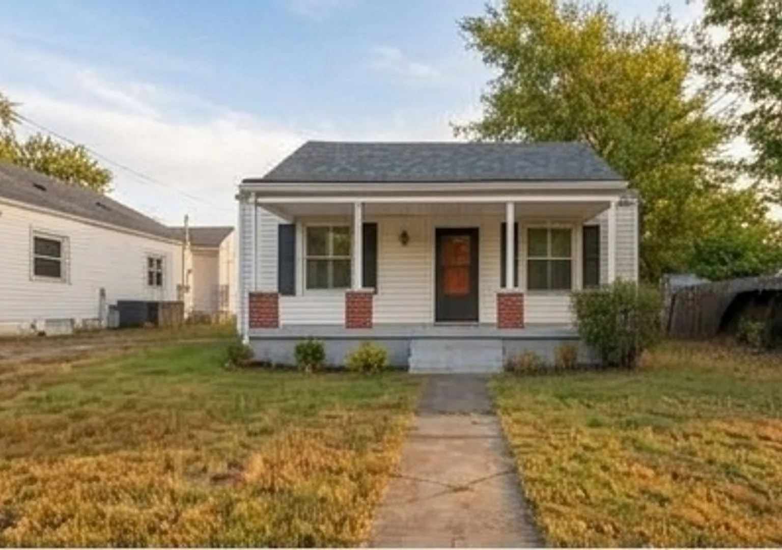 Charming 2 Bedroom Nashville Home with Spacious Backyard — Photo 2