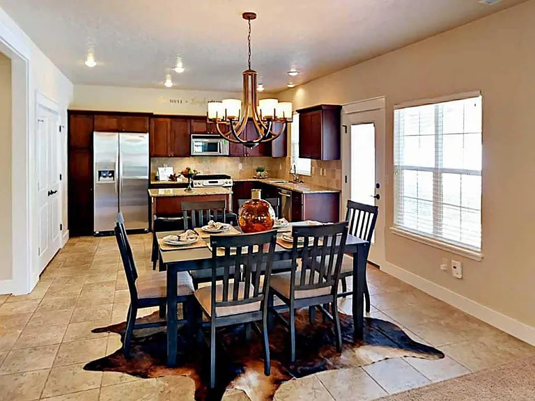 946 E Winding Creek Dr — Photo 5