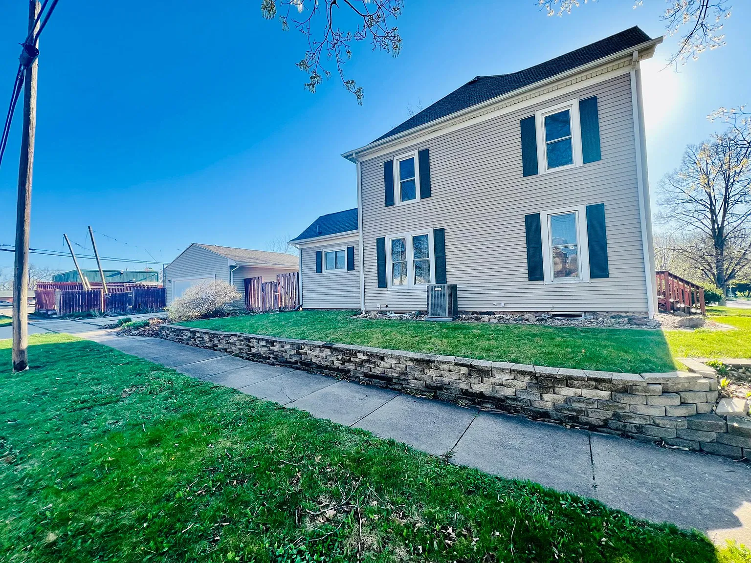 3 bed, 1436 sqft, $1,650 — Photo 2