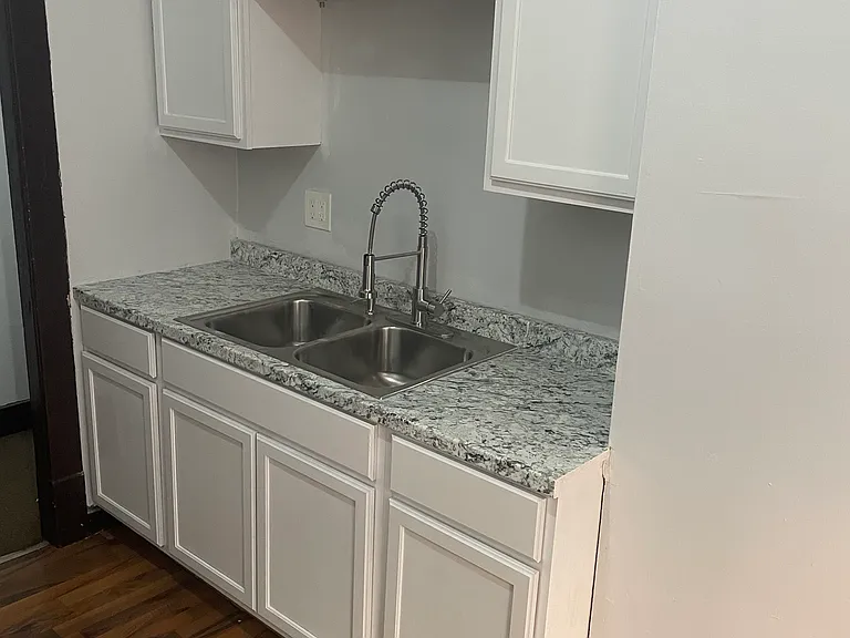 228 W Delavan Ave #LOWER FLOOR — Photo 3
