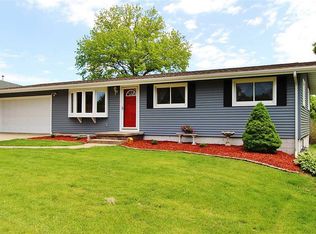 2713 N 11th St, Clinton, IA 52732