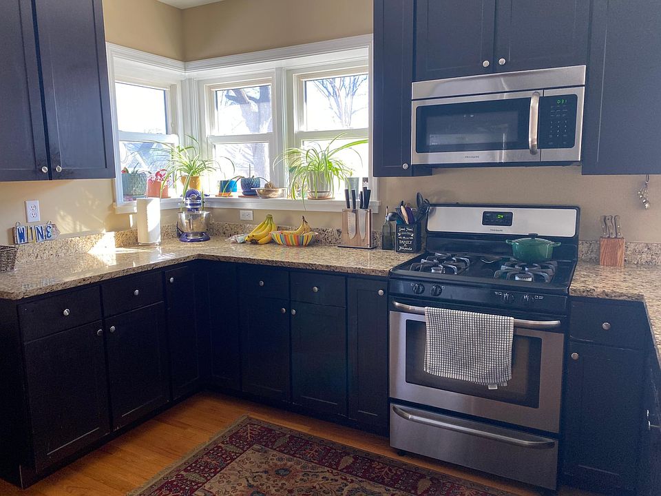 Bright Kitchen Gas Range with built-in Microwave