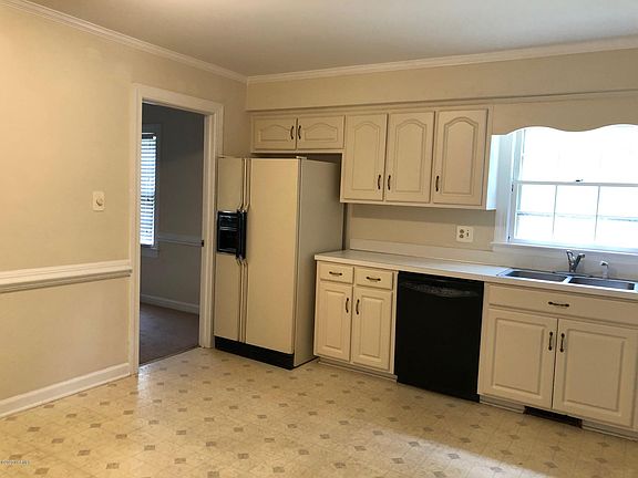 5th image of 3211 Wedgewood Dr