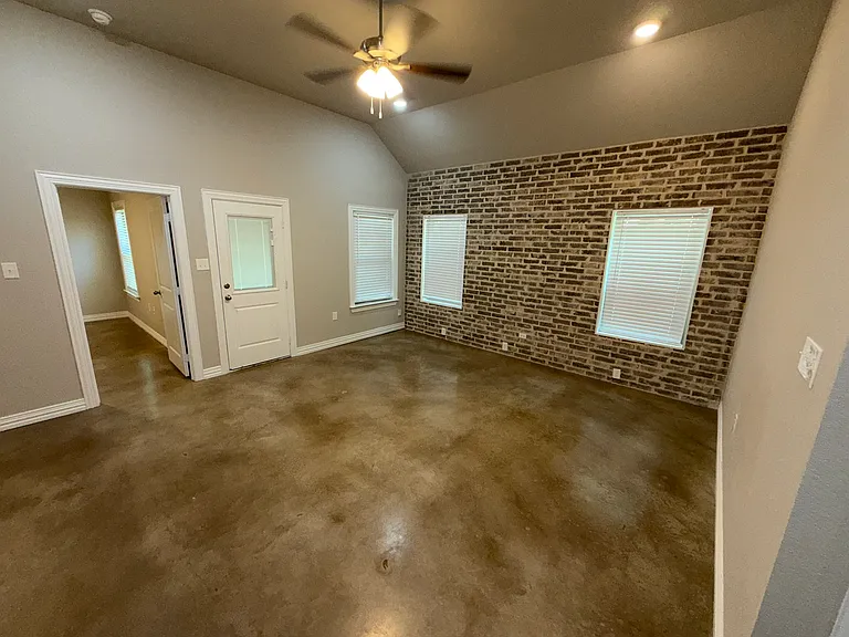 2214 Briar Hollow Dr — Photo 2