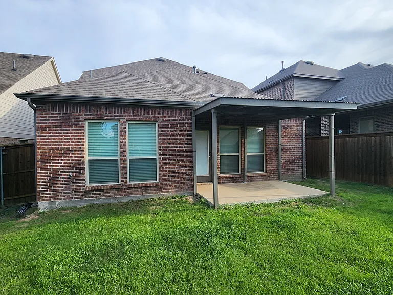 3904 Oak Creek Cir — Photo 4