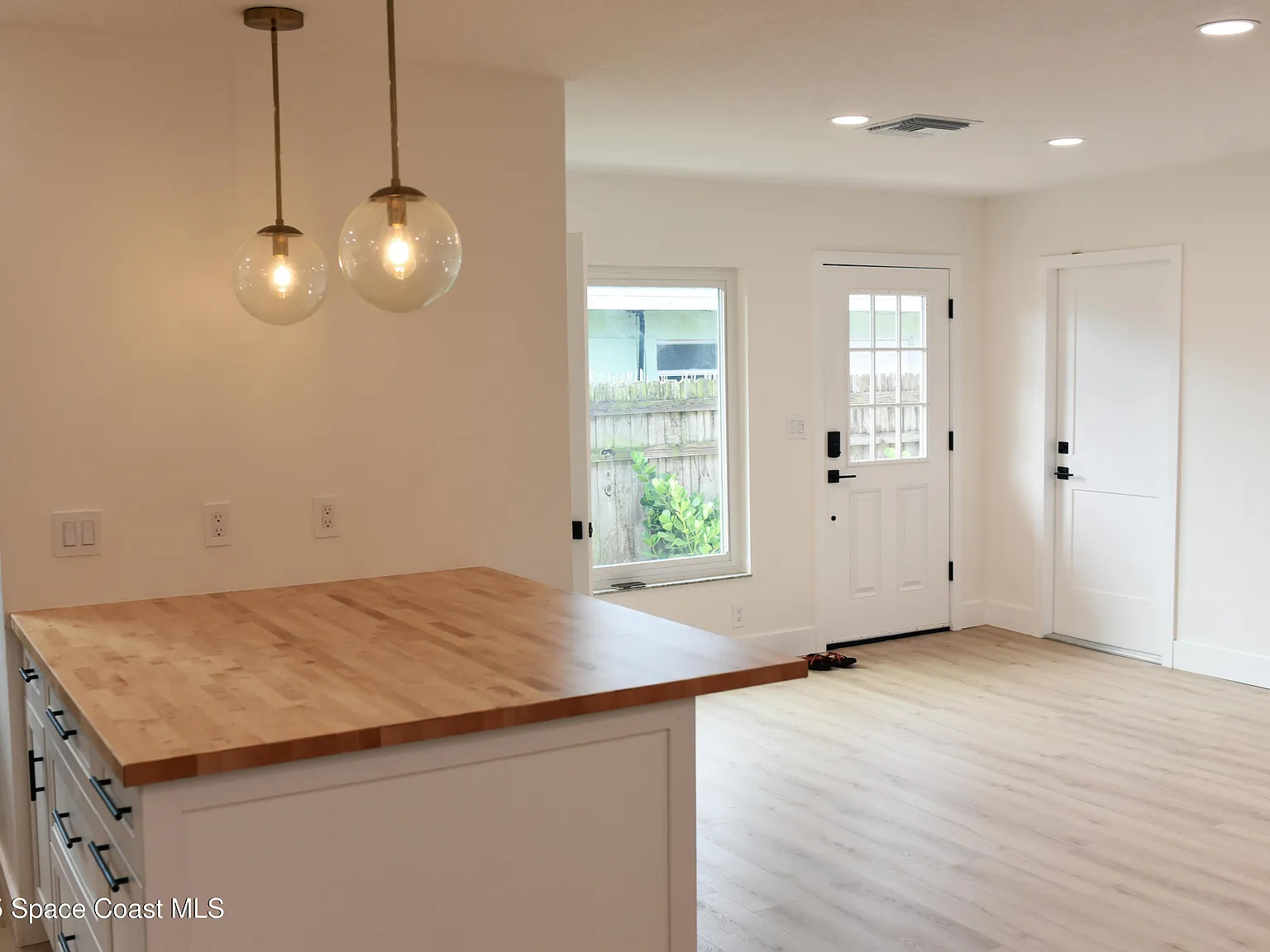 2 bed, 1.5 bath, 902 sqft, $2,450 — Photo 3